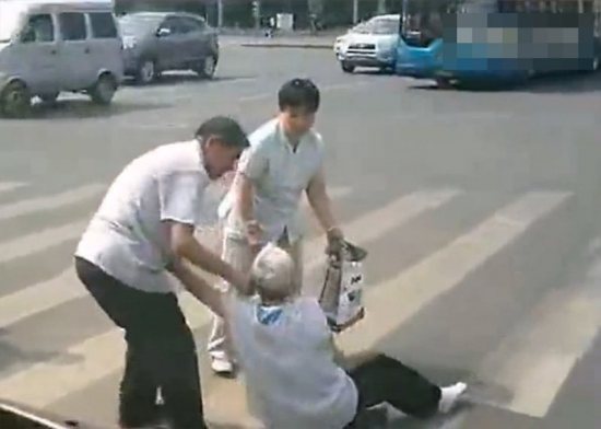 七旬老太被當(dāng)街毆打