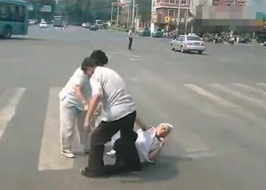 七旬老太被當(dāng)街毆打