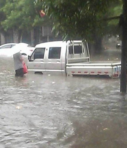 6月7日河北定州下暴雨，一名高考女生跌入排水道遇難