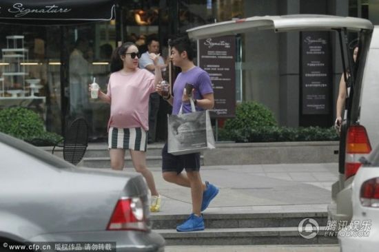 霍思燕挺大肚逛街，霍思燕男友杜江跟隨保護。