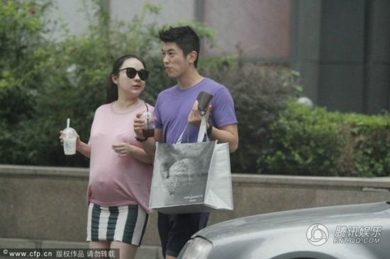 霍思燕挺大肚逛街，霍思燕男友杜江跟隨保護。