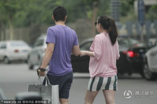 霍思燕挺大肚逛街，霍思燕男友杜江跟隨保護。
