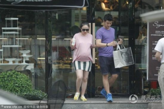 霍思燕挺大肚逛街，霍思燕男友杜江跟隨保護。