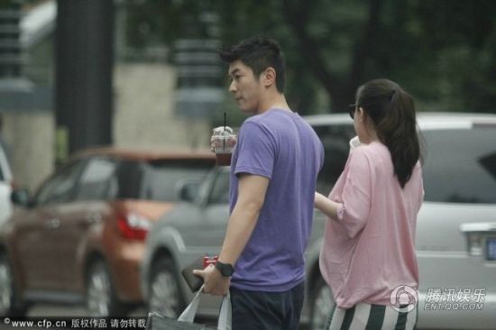 霍思燕挺大肚逛街，霍思燕男友杜江跟隨保護。