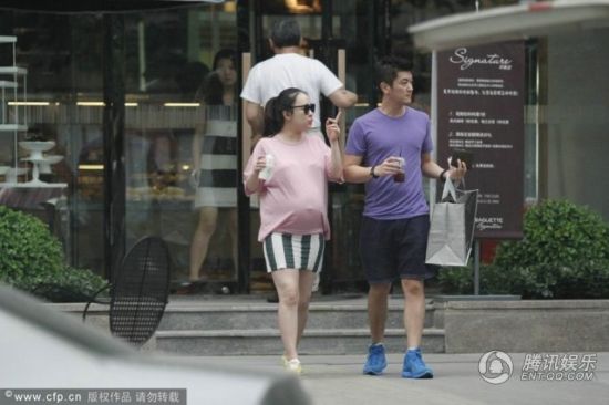 霍思燕挺大肚逛街，霍思燕男友杜江跟隨保護。