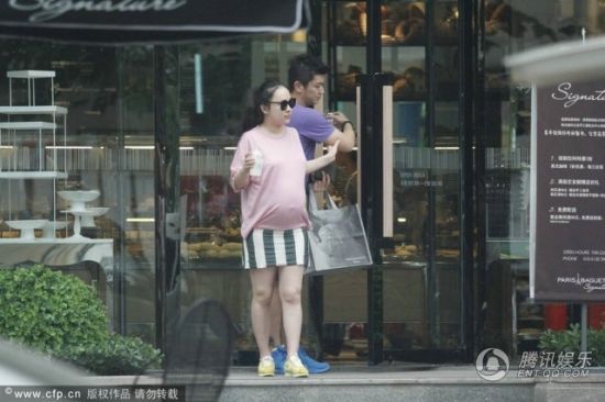 霍思燕挺大肚逛街，霍思燕男友杜江跟隨保護。