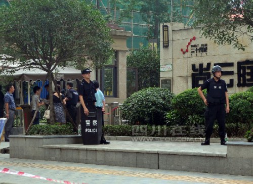 成都槍擊案現(xiàn)場已被特警封鎖