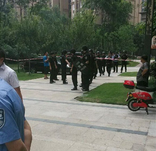 特警對小區(qū)進行了封鎖