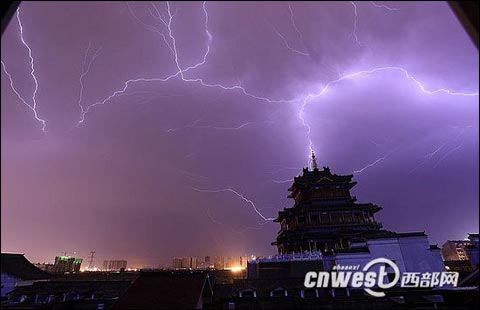 西安1日凌晨雷雨大風(fēng)來襲 一工地塔吊被刮倒致4死4傷