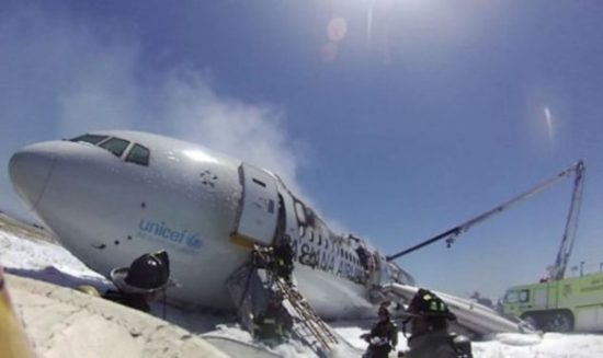 韓亞空難女生被碾壓視頻截圖