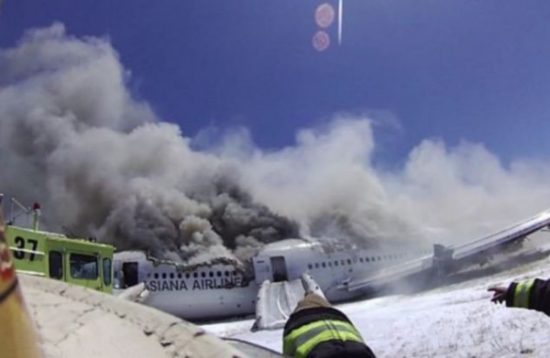 韓亞空難女生被碾壓視頻截圖