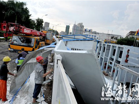 秀山地鐵站邊上一個隔熱板被吹到路上