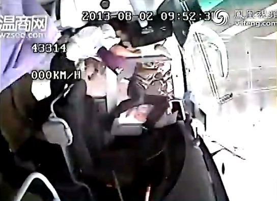 溫州一大客車錯過高速入口倒車 與貨車相撞側翻致1死多傷