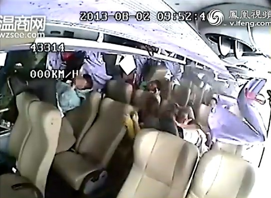 大客車側翻,乘客受傷