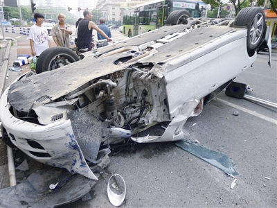 溫州市區保時捷車禍現場圖片