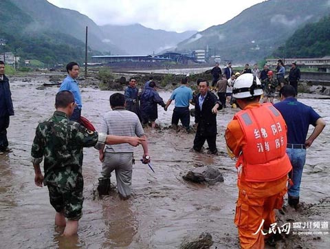 四川大暴雨來(lái)襲 綿陽(yáng)出現(xiàn)泥石流緊急轉(zhuǎn)移33人