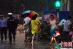 鄭州喜迎暴雨 突如其來的暴雨澆滅了高溫