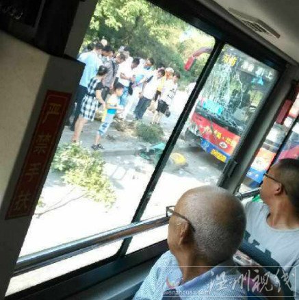 車(chē)的前擋風(fēng)玻璃被撞成蜘蛛網(wǎng)