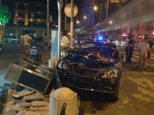 肇事轎車前引擎蓋嚴重變形