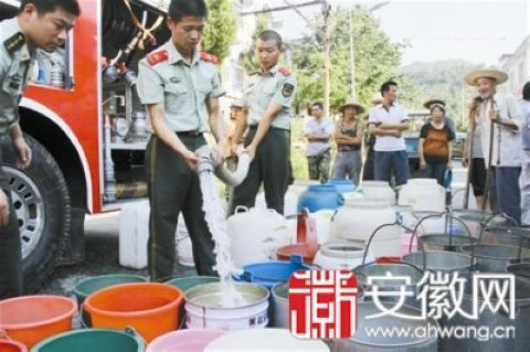 消防車在給石臺縣七都鎮地區送水 解決村民用水困難