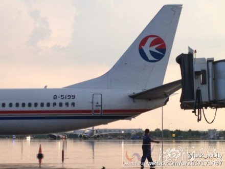 武漢機(jī)場(chǎng)大風(fēng)把東航737吹轉(zhuǎn)了90度