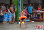 廣西北海強降雨來襲 銀灘景區游客被雨淋得措手不及