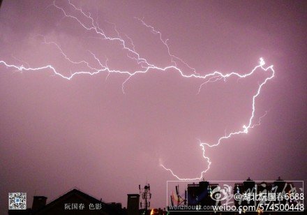 武漢18日大風(fēng)大雨閃電一起來(lái)襲 降雨對(duì)整體降溫作用不大