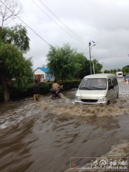 佳木斯降雨使道路出現(xiàn)積水阻礙交通