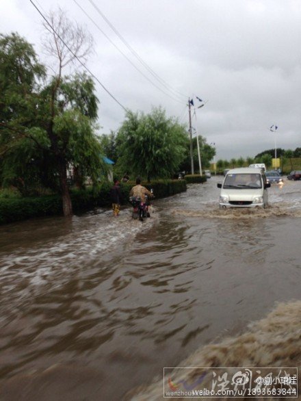 佳木斯降雨使道路出現(xiàn)積水阻礙交通