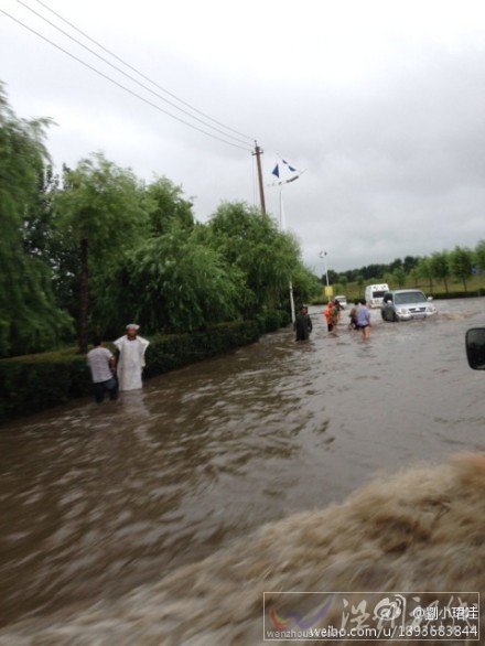 佳木斯降雨使道路出現(xiàn)積水阻礙交通