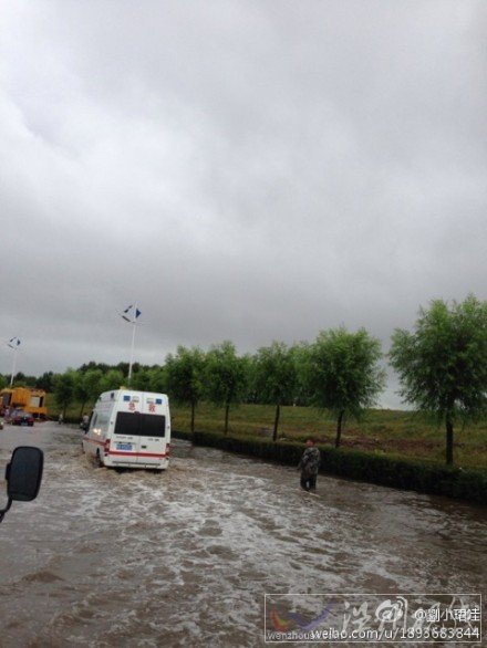 佳木斯降雨使道路出現(xiàn)積水阻礙交通