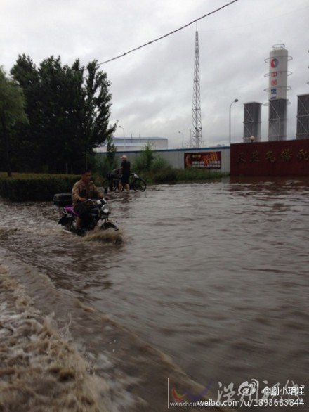 佳木斯降雨使道路出現(xiàn)積水阻礙交通