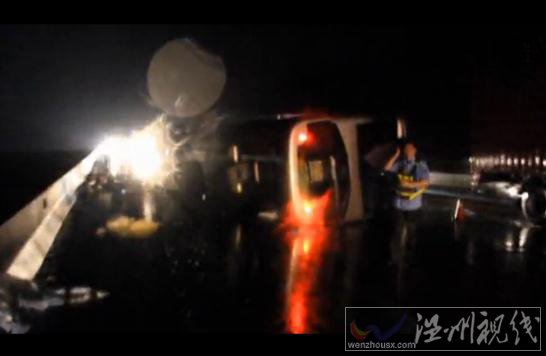 受臺(tái)風(fēng)影響?zhàn)_(tái)溫州高速一客車(chē)側(cè)翻造成32名乘客受傷
