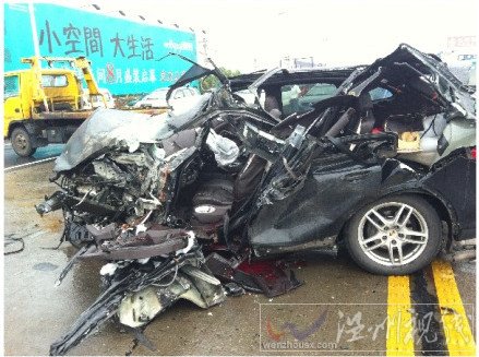 保時捷的車頭完全被撞爛了
