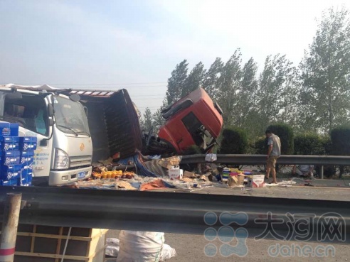 貨車側(cè)翻后貨物散落一地