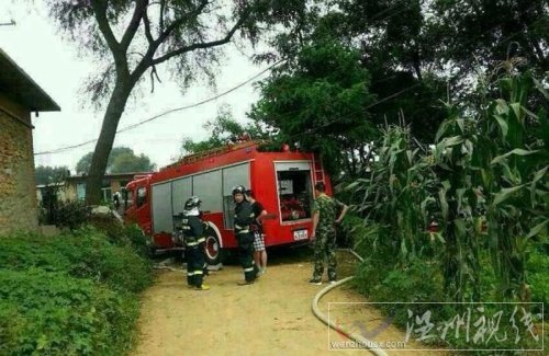 消防官兵趕到飛機出事地點