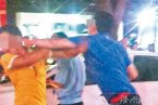 男子當街毆打情夫 妻子偷腥一年終于被抓情夫被痛打