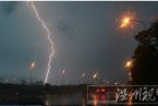 福州閃電圖片 26日傍晚閃電不斷榕城兩小時(shí)打302次雷