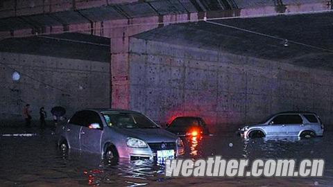 南寧暴雨來(lái)襲市區(qū)積水嚴(yán)重 學(xué)生騎電車涉水觸電身亡