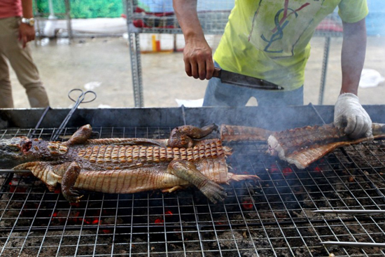 廣西南寧美食節(jié)生烤鱷魚