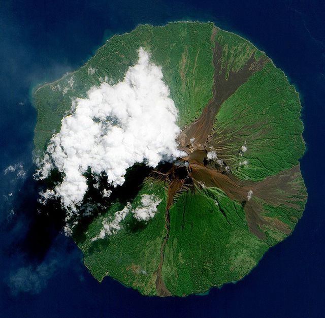 火山噴發(fā)太空俯瞰圖