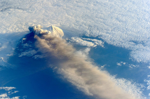 火山噴發(fā)太空俯瞰圖