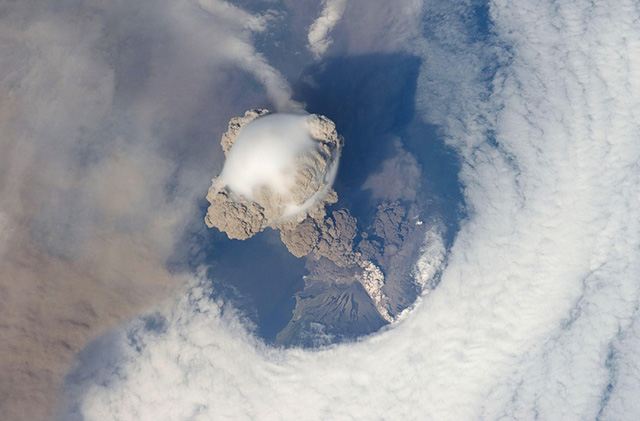 火山噴發(fā)太空俯瞰圖