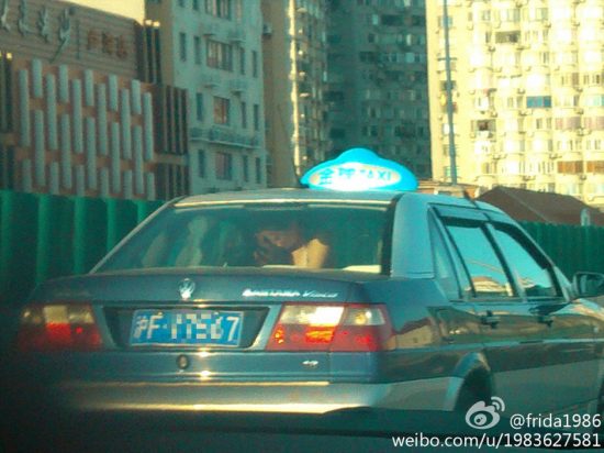 上海街頭出租車內(nèi)車震全程圖片