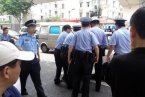 上海男子持刀欲攔截行人 民警開槍擊中其腿部將其制