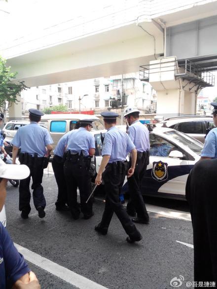 上海男子持刀欲攔截行人，民警開槍擊中其腿部將其制服。