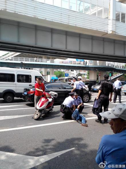 上海男子持刀欲攔截行人，民警開槍擊中其腿部將其制服。
