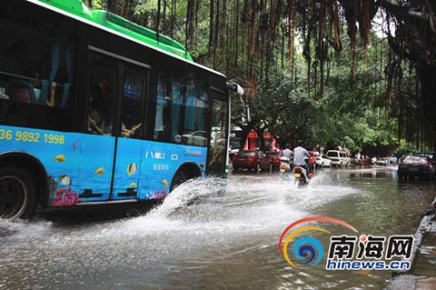 海口7日暴雨來襲 義龍路段積水嚴重沒過膝蓋