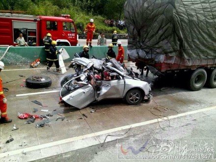 事故轎車被撞擊后嚴(yán)重變形