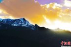 甘肅甘南迭部縣虎頭山風景 初冬時節虎頭山已經白雪皚皚